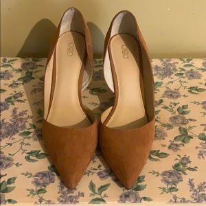 Suede Camel pumps.
